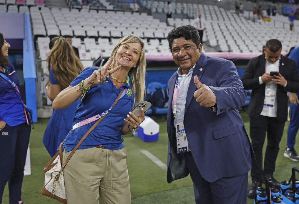 Cris Gambaré com Ednaldo Rodrigues após a vitória da seleção brasileira contra a Espanha na Olimpíada — Foto: Rafael Ribeiro/CBF