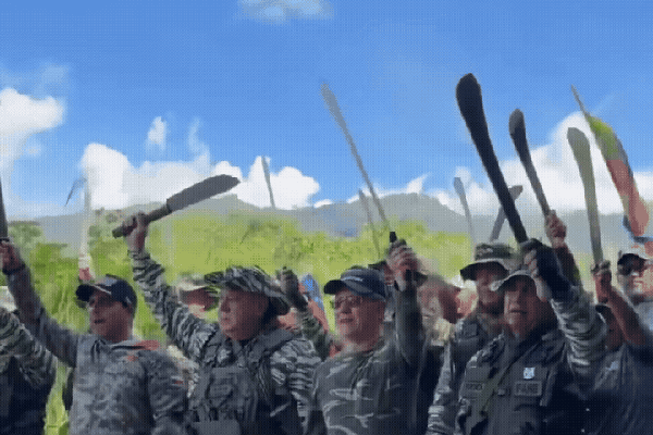 Ministro de Maduro posa com facão em mãos e 'convoca' população — Foto: Reprodução