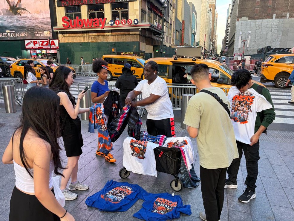 Camisas dos Knicks à venda nas Ruas de Nova York — Foto: Rafael Oliveira