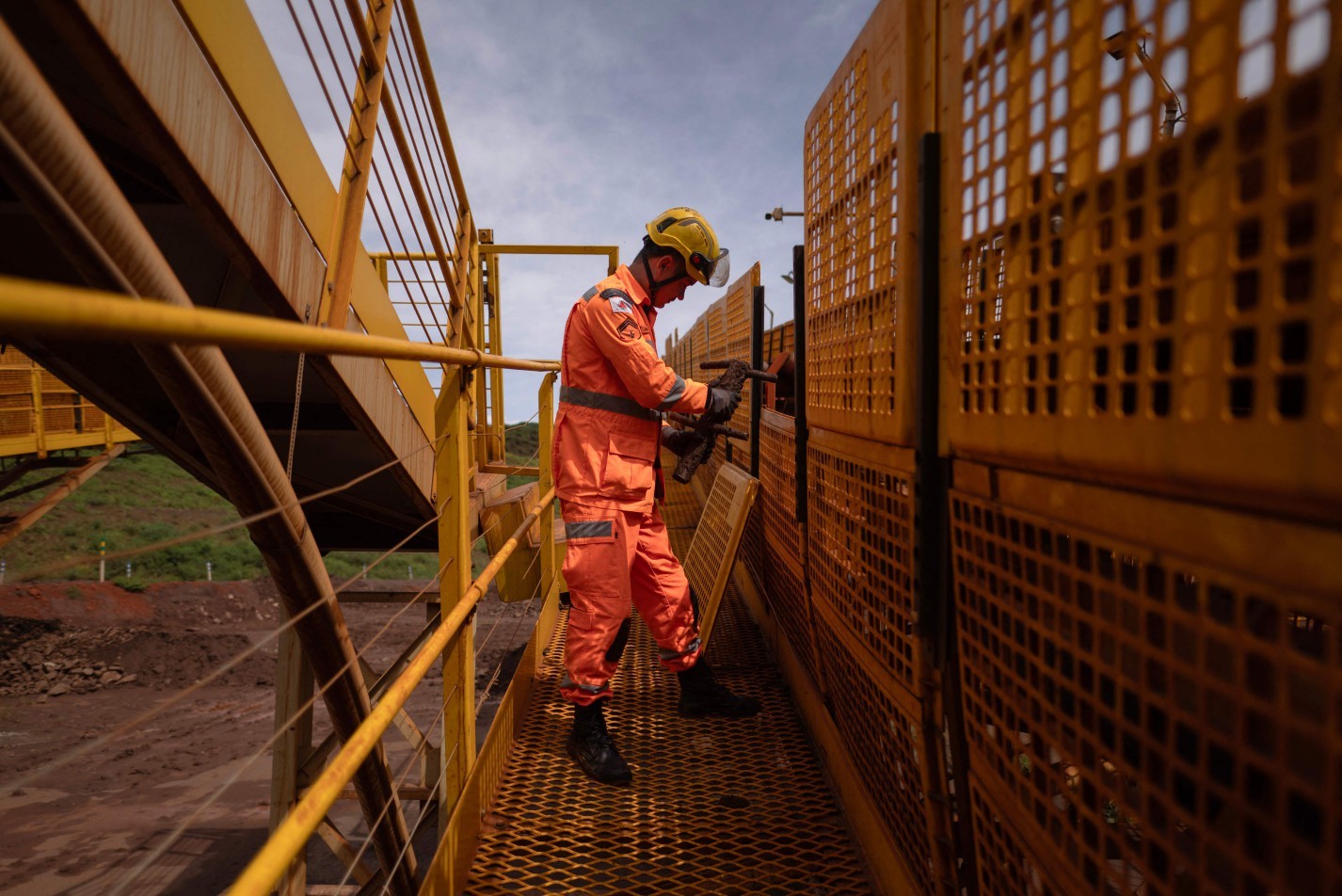 Firefighters collect objects found in the tailings at one of the search stations where the mine's rail freight terminal in Brumadinho was located. — Photo: Douglas Magno/AFP