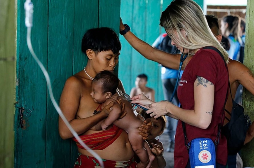 Atendimento médico na Terra Indígena Yanomami