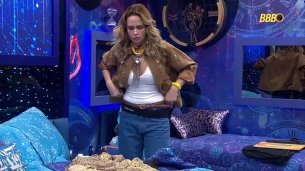 Ana Paula tentou usar a jaqueta do figurino com blusa branca e calça jeans — Foto: Reprodução/TV Globo