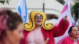 Um manifestante fantasiado participa de uma manifestação contra o plano de revisão judicial do governo israelense em Tel Aviv — Foto: Jack Guez/AFP