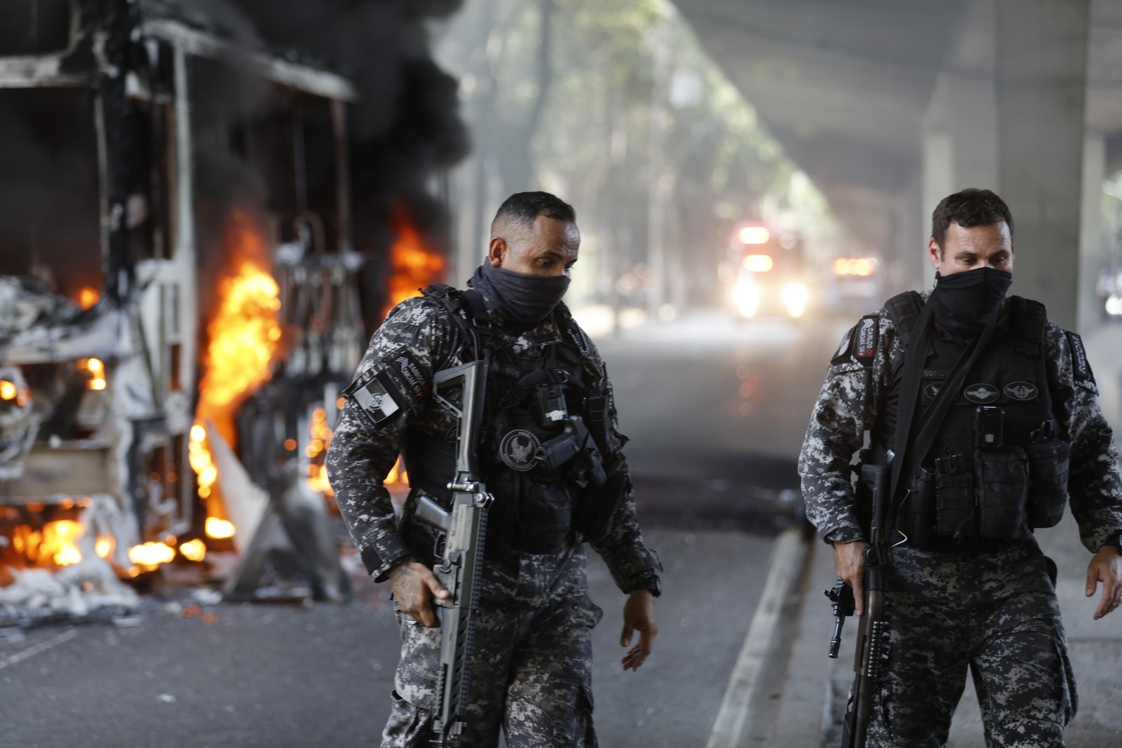 Policiais militares acompanham o incêndio em ônibus na Avenida Paulo de Frontin, no Rio Comprido — Foto: Gabriel de Paiva/ Agência O Globo