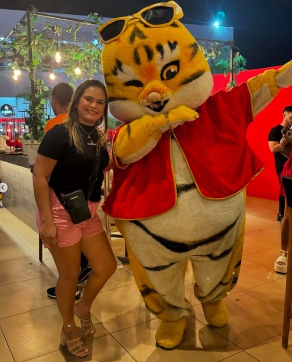 Mayane Marques posou com boneco do Tigrinho em evento — Foto: Reprodução/Instagram