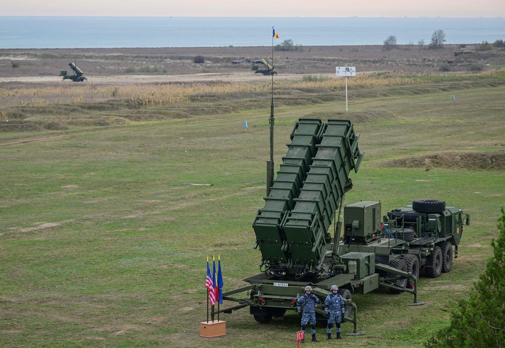 Sistema de defesa aérea Patriot durante um treinamento nos arredores de Constanta, na Romênia — Foto: Daniel MIHAILESCU / AFP)