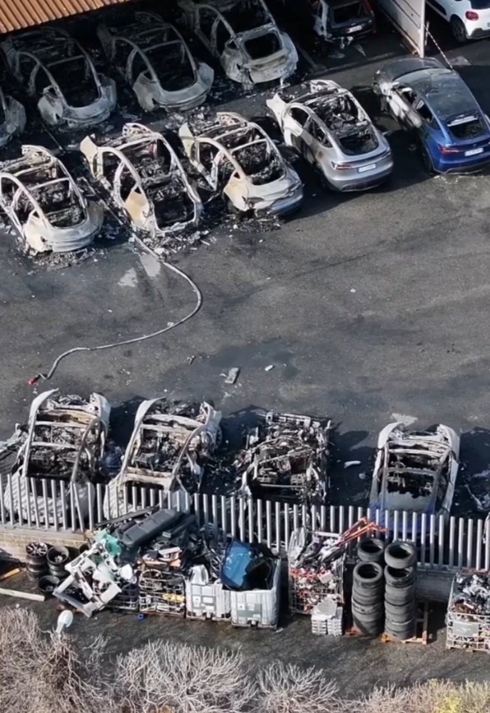 Carros destruídos em Roma, na Itália — Foto: Reprodução