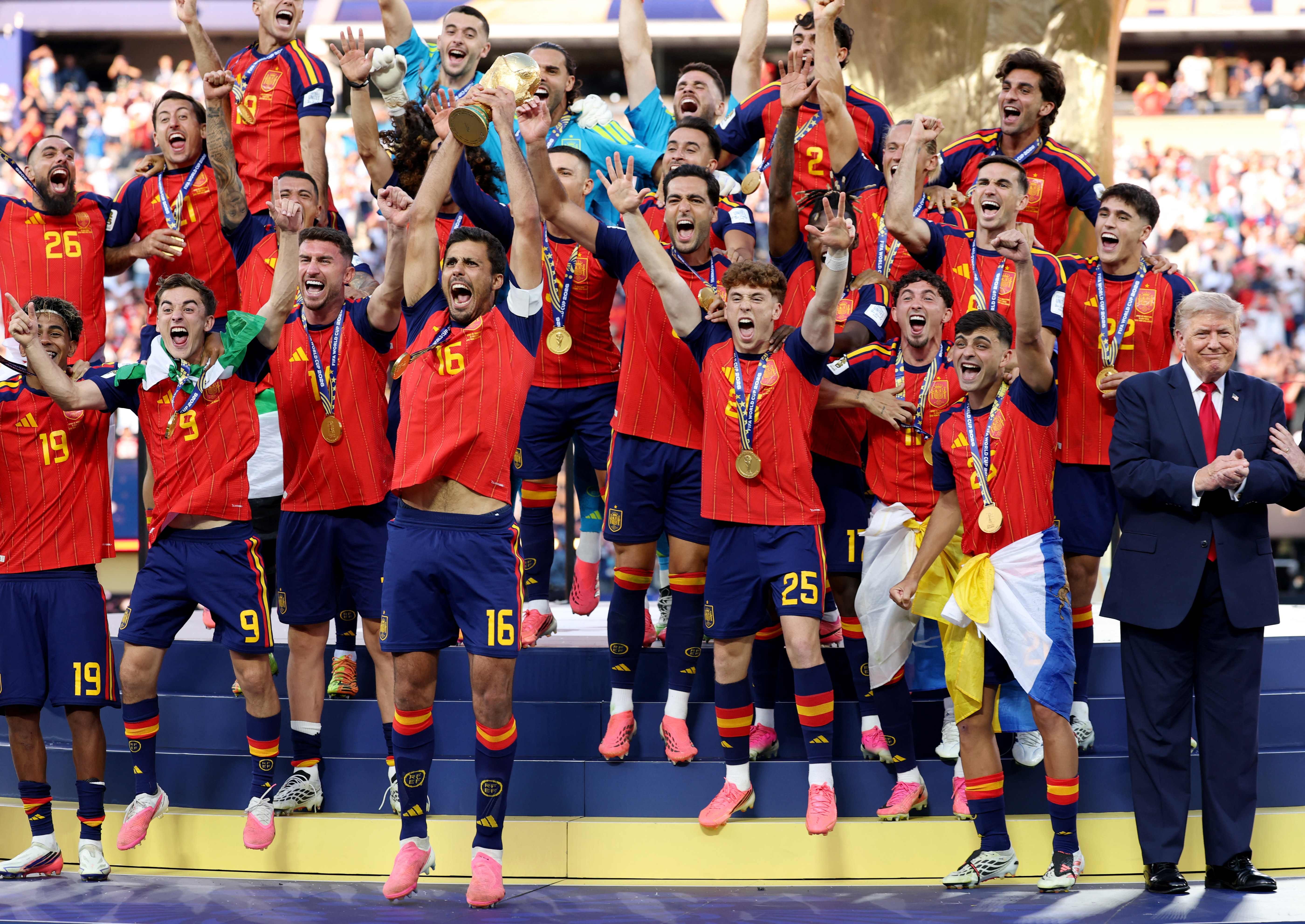 Trump invade foto de campeões e causa constrangimento na Copa