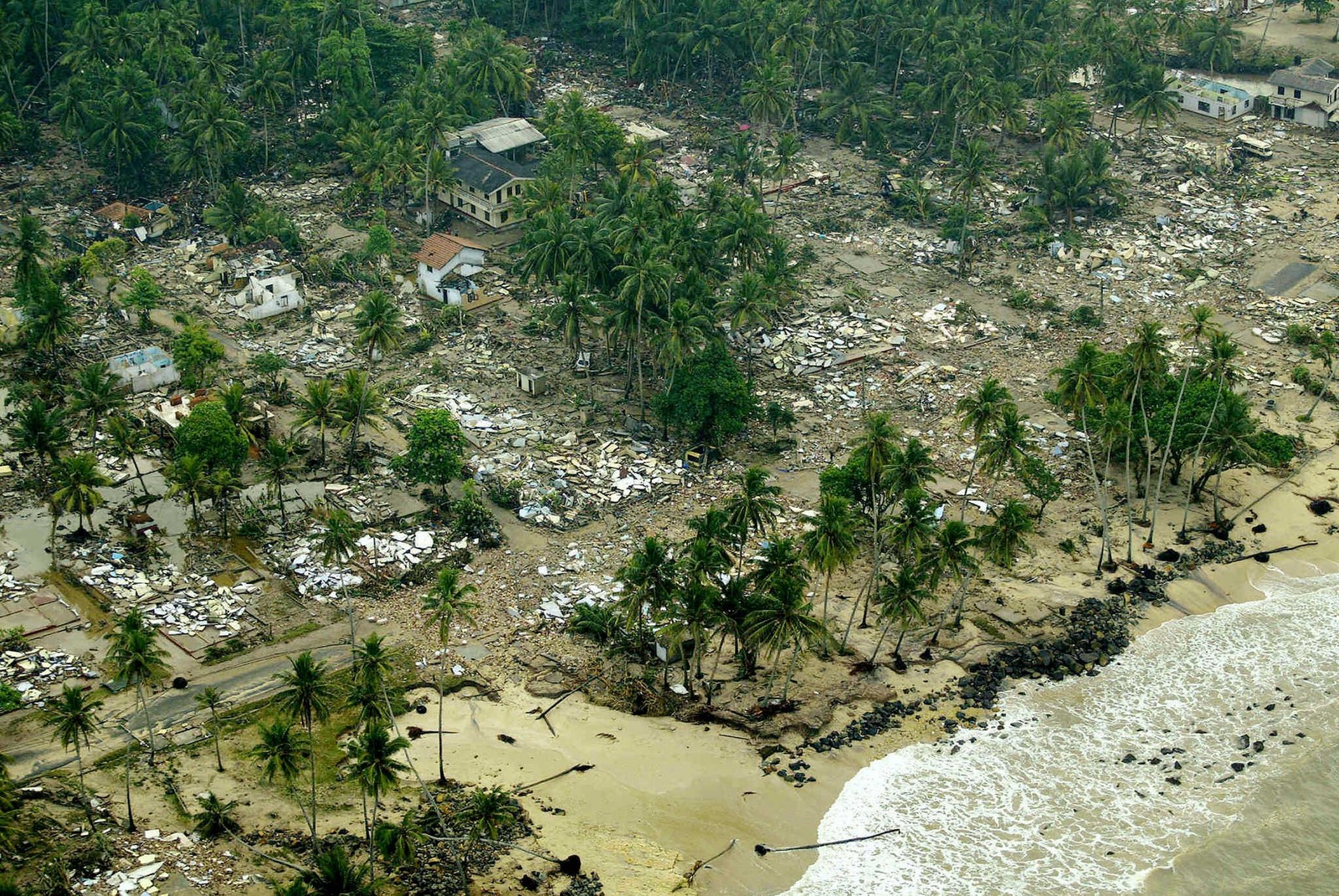 Imagem aérea mostra destroços de casas destruídas por tsunamis no distrito de Galle, na costa sudoeste do Sri Lanka, em 27 de dezembro de 2004 — Foto: Jimin Lai / AFP