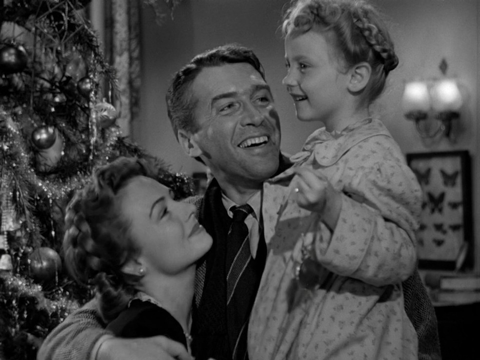 Donna Reed, James Stewart e Karolyn Grimes em “A felicidade não se compra” (1946) — Foto: Reprodução