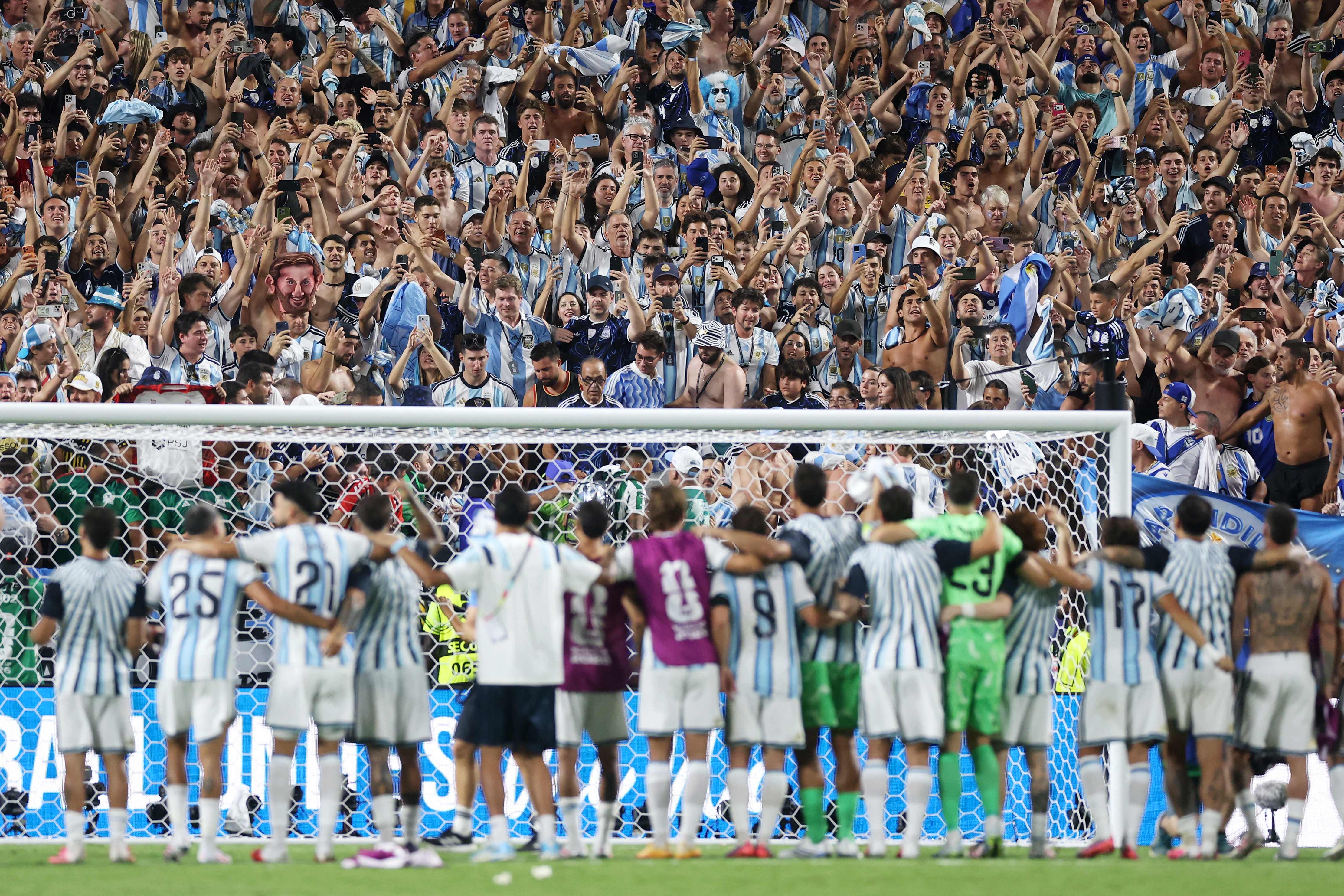 Governo da Argentina liga alerta por possíveis viagens de ‘barras bravas’ para semifinal da Copa