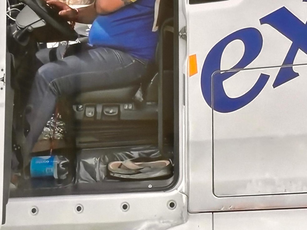 The driver was found inside the truck, with wire wrapped around his body and evidence of an improvised explosive device. Gate and fire department teams work on rescue operations — Photo: Reproduction