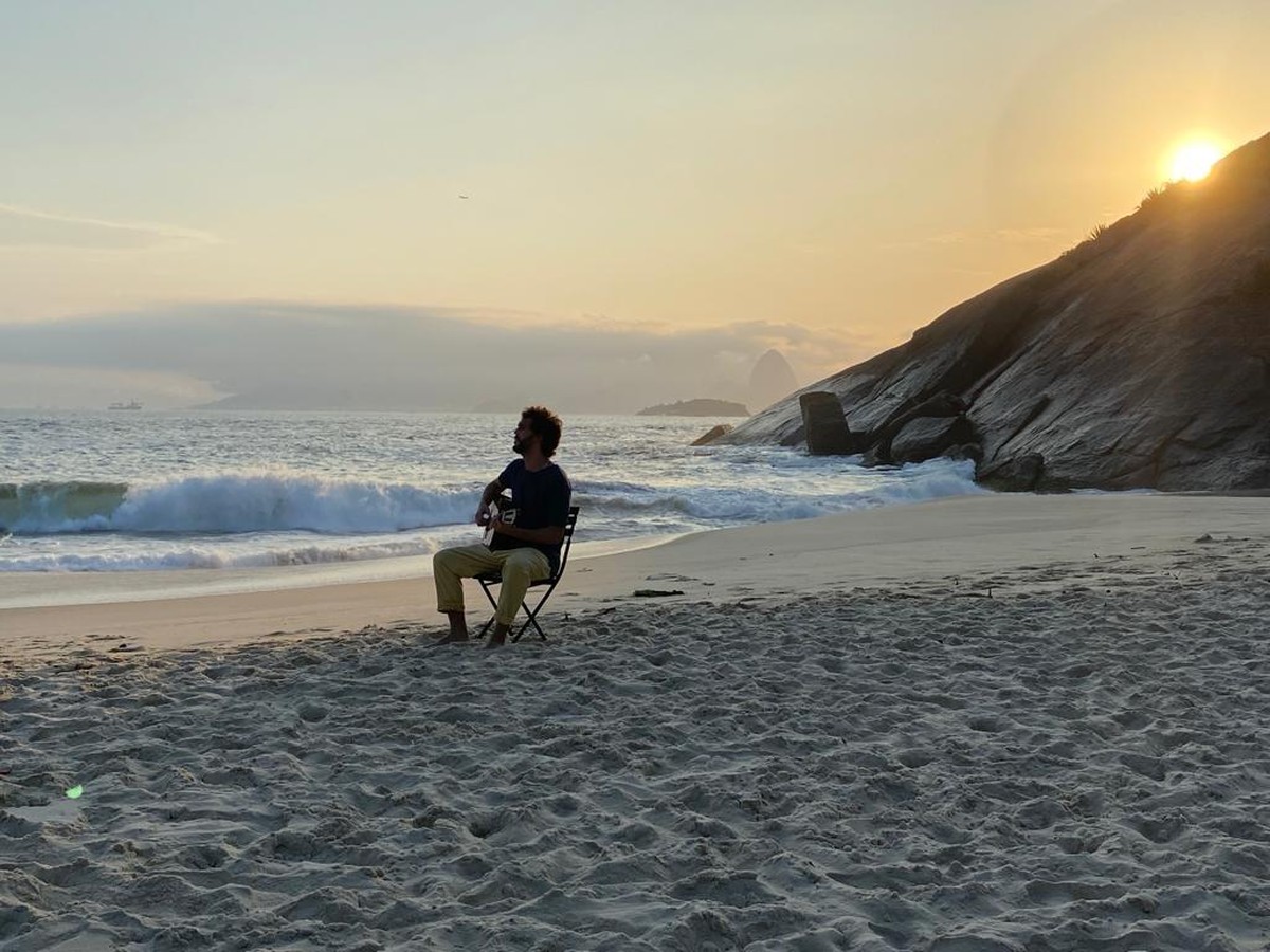 Filho de Giulia Gam e Pedro Bial grava clipe na Praia do Sossego