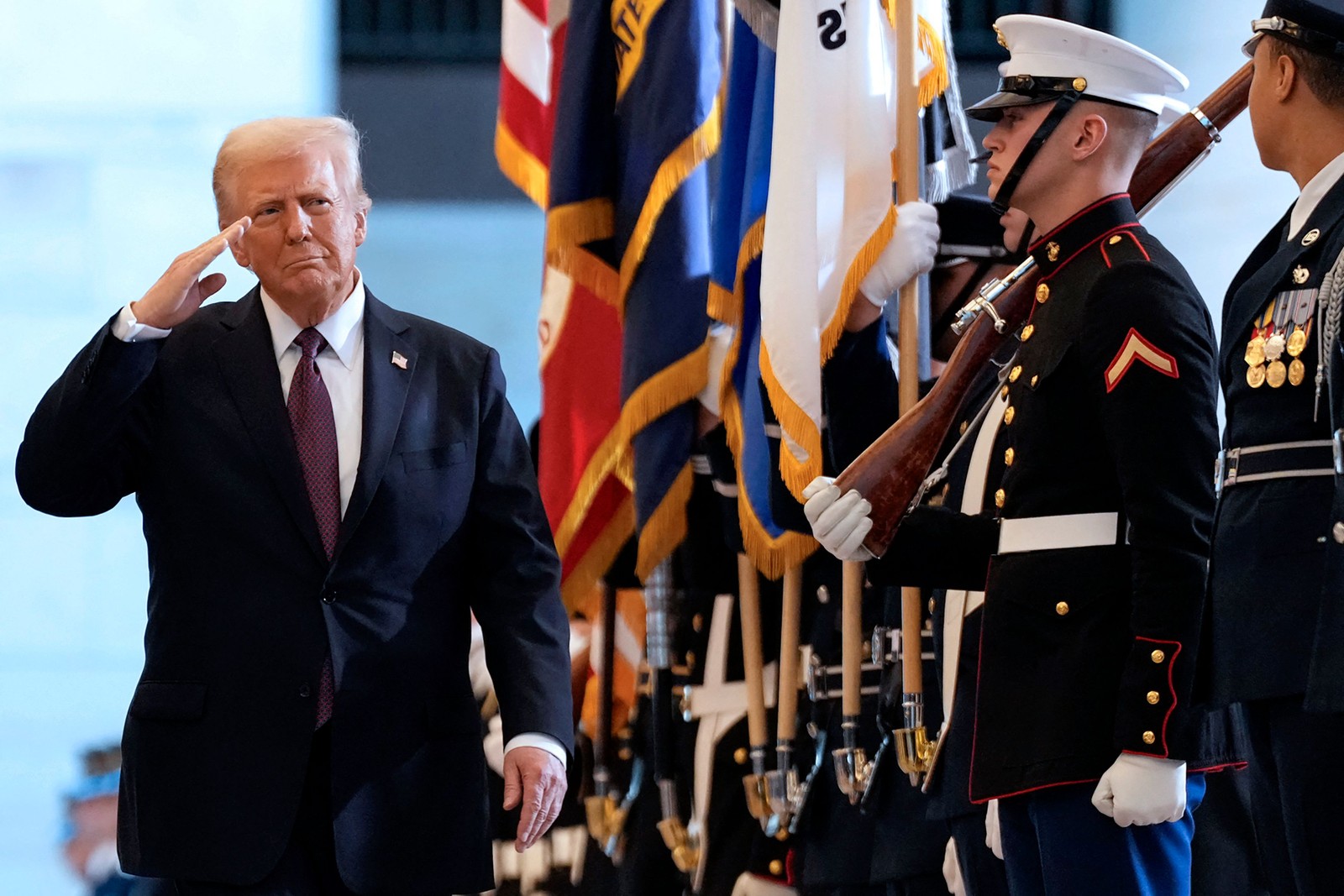 Presidente dos EUA Donald Trump bate continência para tropas no Capitólio, Washington, D.C, durante cerimônia de posse — Foto: Greg Nash / POOL / AFP