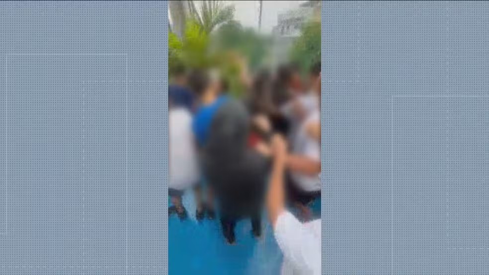 Escola expulsa alunos envolvidos em agressão a professor em Jacarepaguá; polícia intimou jovens