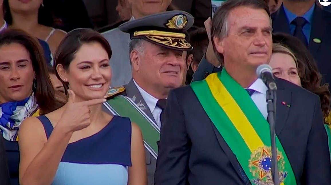 Michelle e Bolsonaro durante desfile do 7 de Setembro — Foto: Reprodução