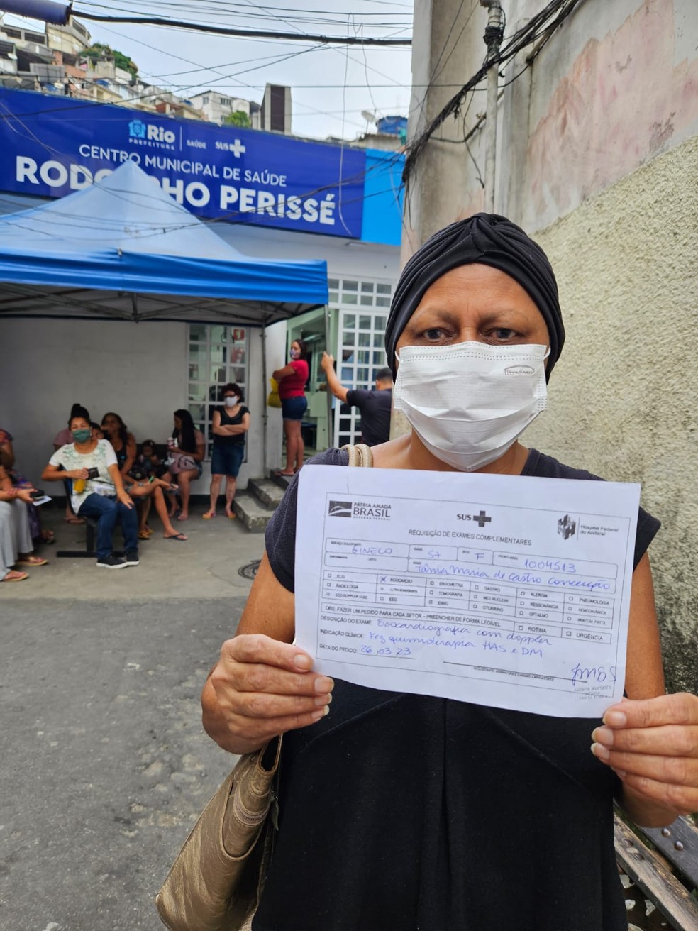 Tânia de Castro Conceição enfrenta problemas no posto de saúde no Vidigal — Foto: Divulgação/Dan Delmiro