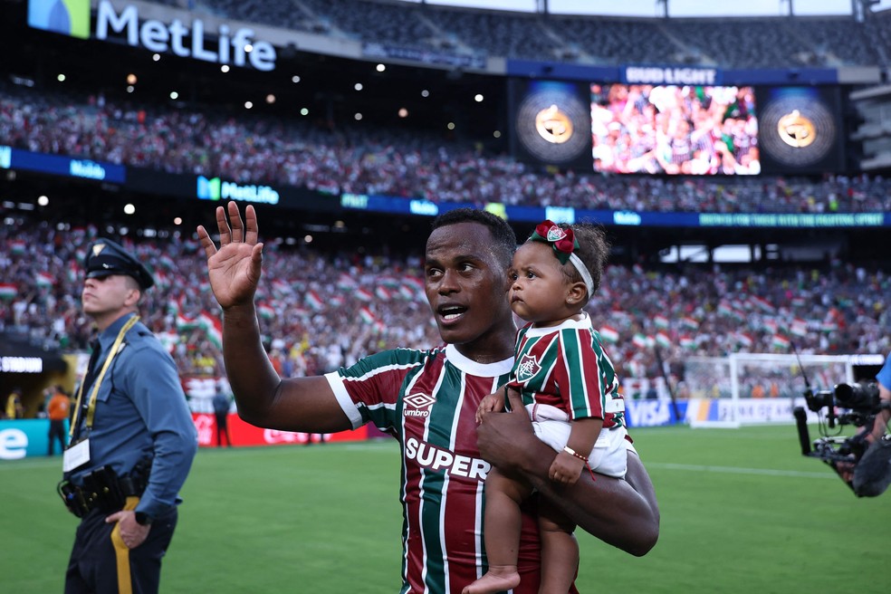 John Arias and daughter Zoe after Fluminense's victory over Ulsan Hyundai in the Club World Cup — Photo: Franck Fife/AFP