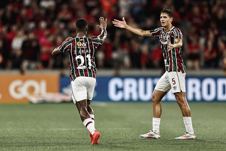 John Arias &eacute; cumprimentado por Bernal ap&oacute;s marcar o gol de empate do Fluminense