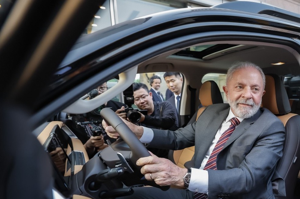 Presidente da República, Luiz Inácio Lula da Silva, durante visita aos carros da GWM em Pequim, na China — Foto: Ricardo Stuckert / PR