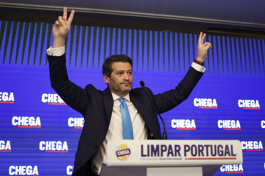 Líder do partido de extrema-direita Chega, André Ventura dirige-se aos apoiadores em Lisboa