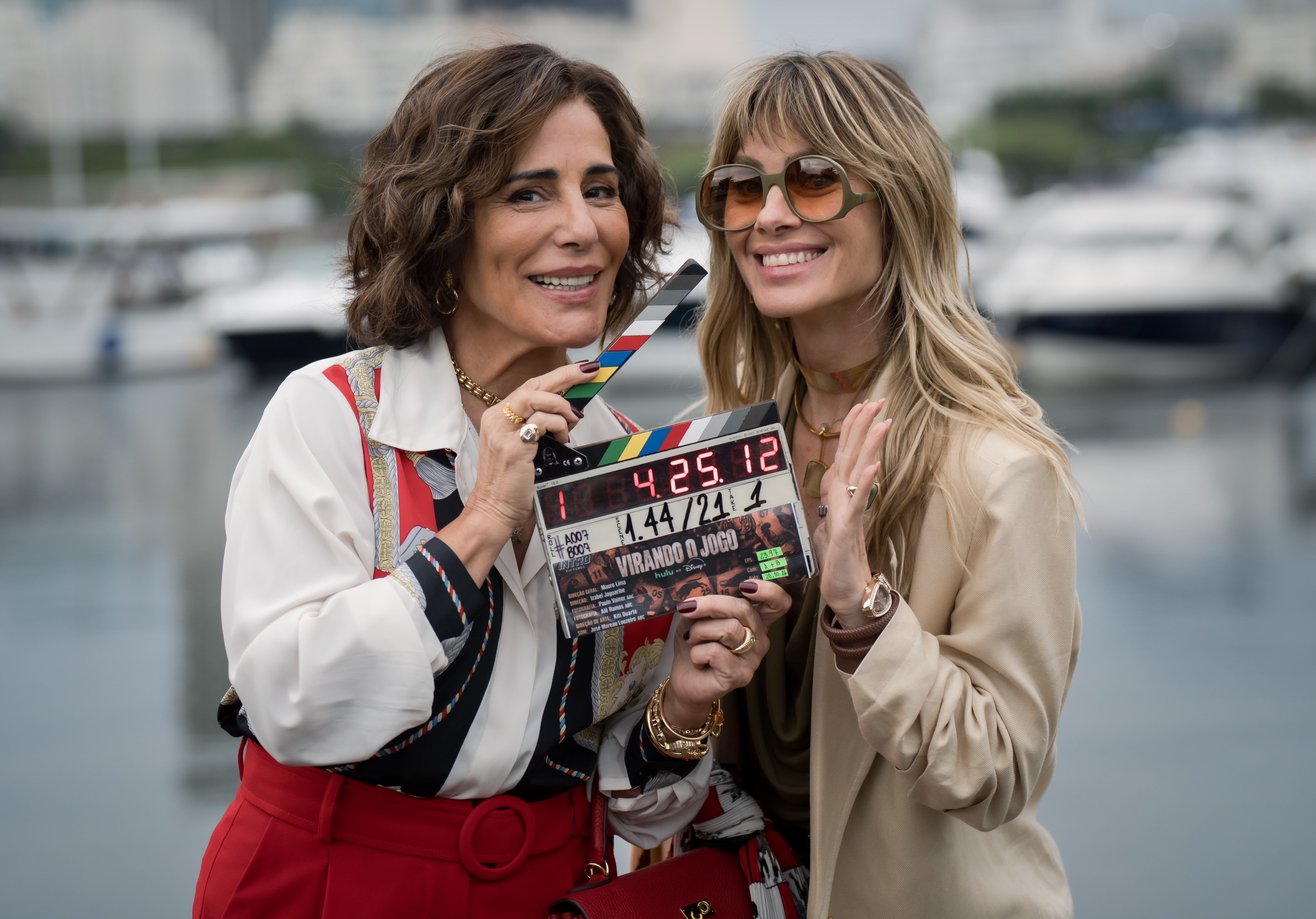 Foto exclusiva: Gloria Pires e Carolina Dieckmmann surgem em nova série como mulheres envolvidas com o jogo do bicho