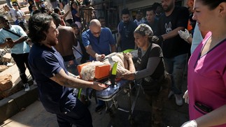 Mulher é resgatada de um prédio em Cali, após terremotos na Colômbia — Foto: JOAQUIN SARMIENTO/AFP