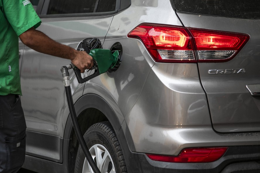 Carro é abastecido com combustível em posto de gasolina
