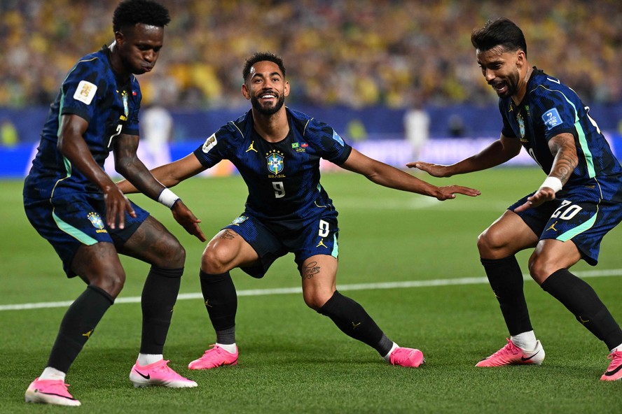 Vini Jr., Matheus Cunha e Paquetá comemoram gol da seleção brasileira contra o Haiti na Copa do Mundo