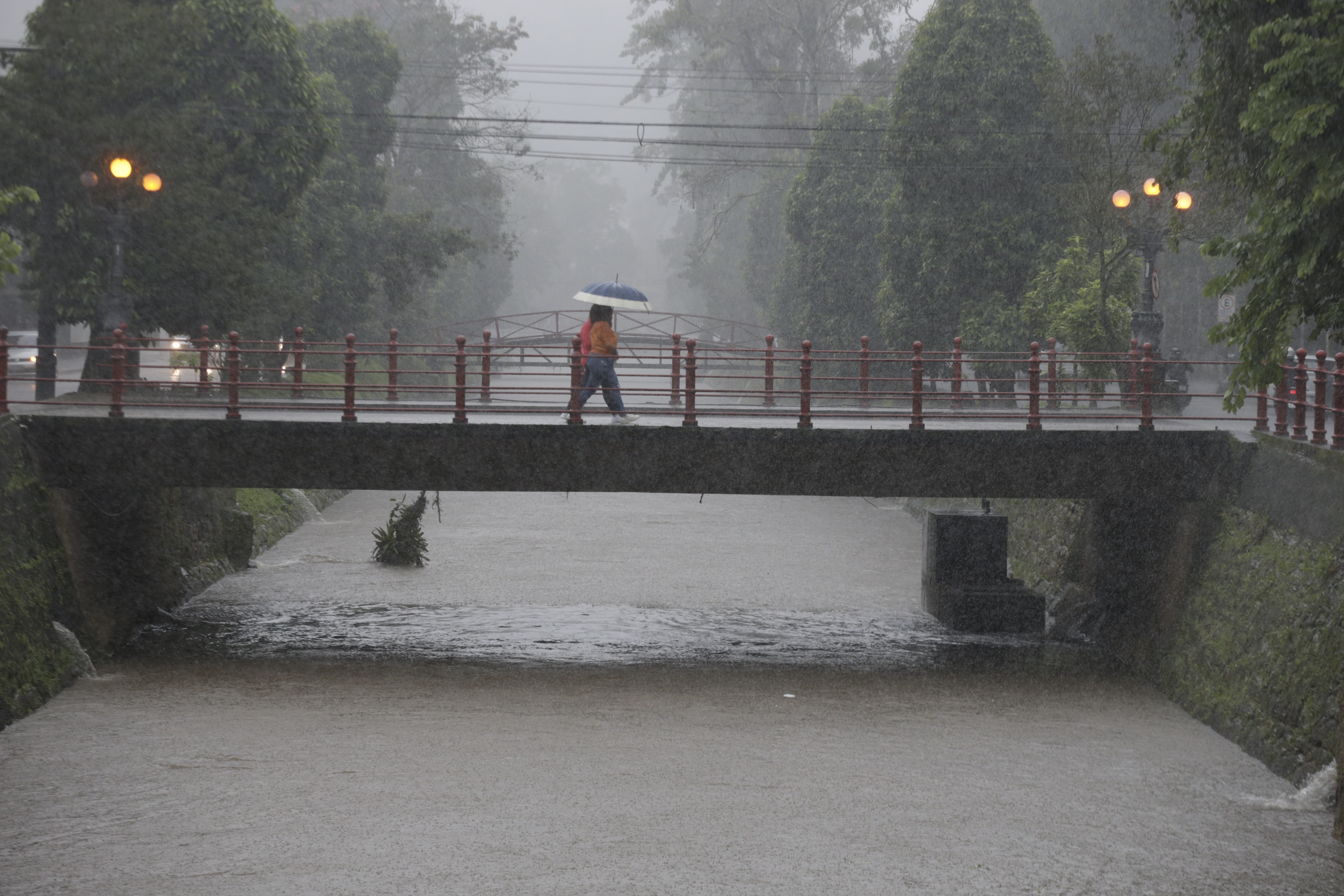 Estágio de ateno : até 110 milímetros de chuva podem atingir Petrópolis nesta terça - feira ; prefeitura já criou pontos de apoio