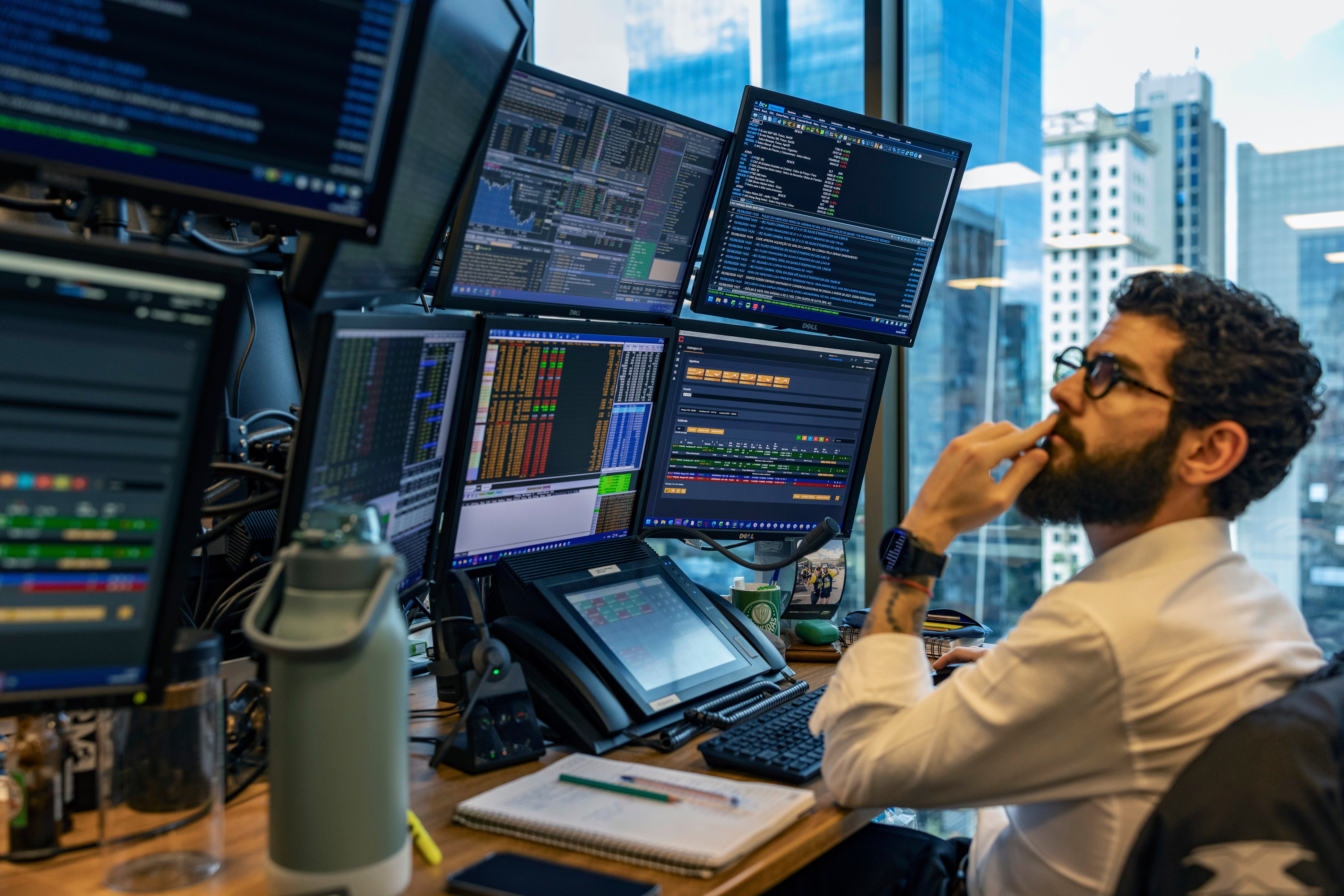 Dólar dispara a R$ 5,42, índice futuro da Bolsa despenca, 'circuit breaker' é acionado. Tesouro cancela leilão - Foto