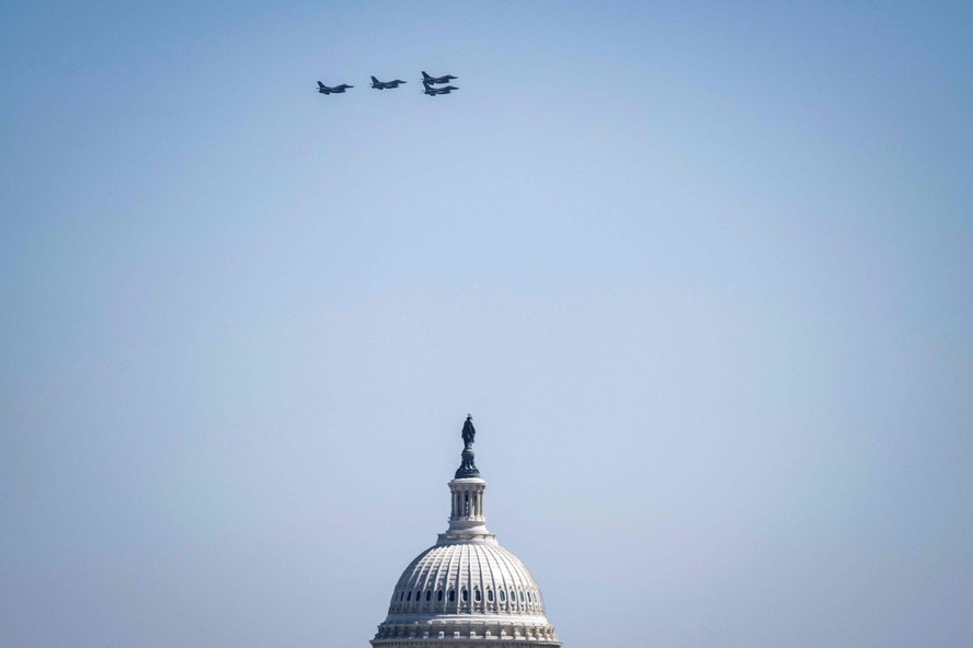 Caças F-16 sobrevoam o Capitólio, em Washington