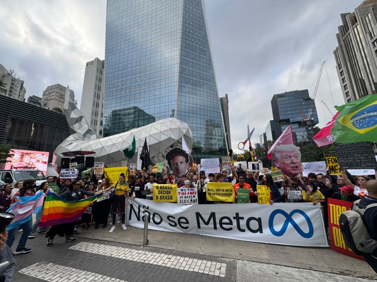 'Meta, não se meta': Manifestantes protestam na sede da empresa contra suposta interferência na eleição
