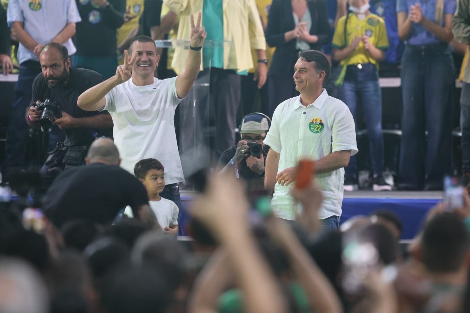 Flávio Bolsonaro lista propostas linha-dura para segurança em ato com presença de Ruas e apelo às mulheres no Rio - QTU Questões do Universo