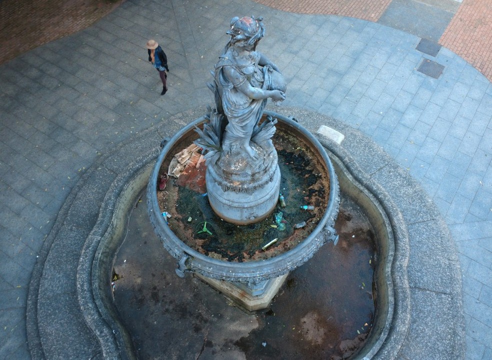 O Chafariz "A Fonte", na Praça São Salvador, no Flamengo, foi instalado em 1903 e hoje está sujo e desligado — Foto: Custodio Coimbra