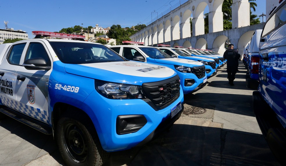 PM recebeu novas viaturas em evento na Lapa; veículos têm lateral quadriculada, como padrão internacional — Foto: Divulgação / Eliane Carvalho / Governo do Estado do RJ