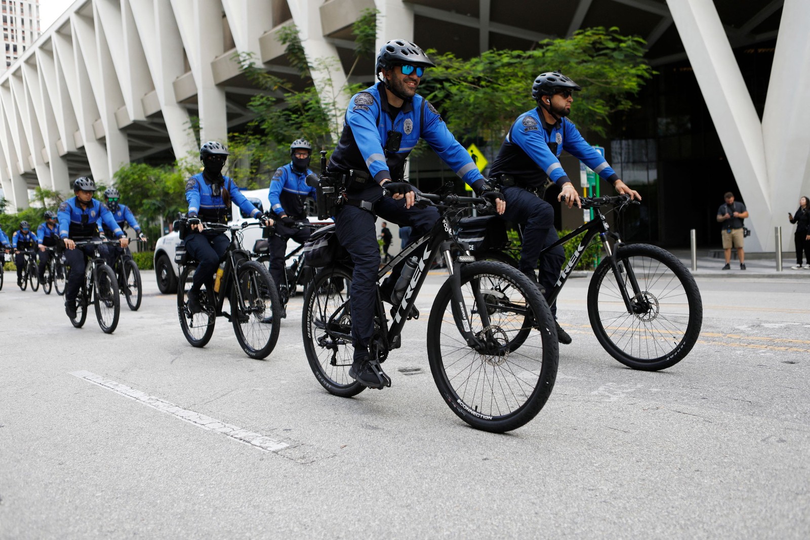 Membros do Departamento de Polícia de Miami fazem patrulha de bicicleta perto do Tribunal Federal dos Estados Unidos — Foto: Octavio Jones / Getty Images via AFP