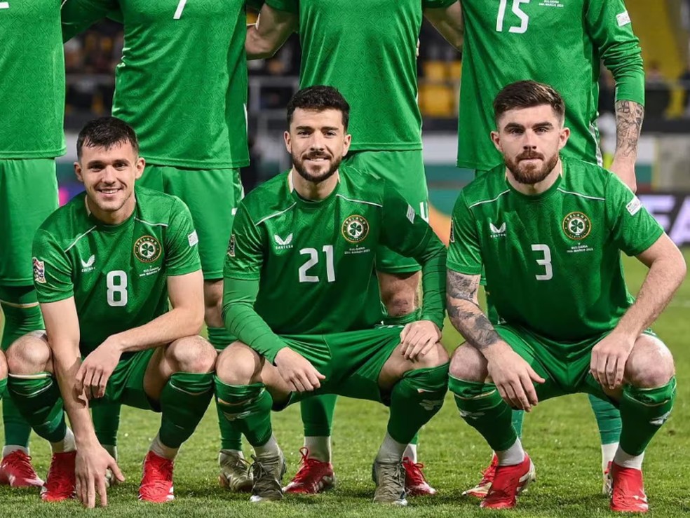 Michael "Mikey" Johnston em ação pela seleção da Irlanda — Foto: Divulgação/West Bromwich