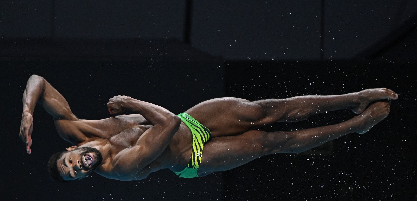 O jamaicano Yona Knight-Wisdom durante as finais masculinas de trampolim de 1m na Duna Arena, em Budapete — Foto: ATTILA KISBENEDEK / AFP