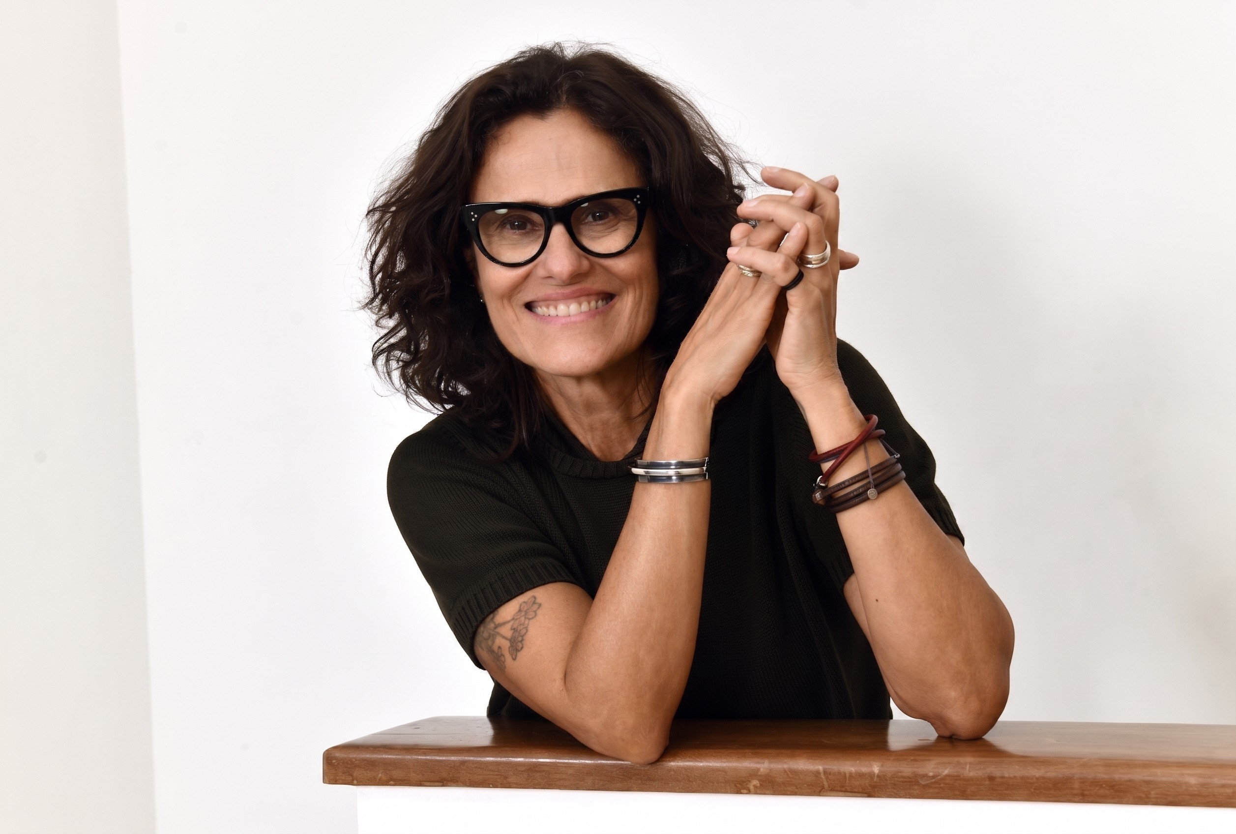 Completando 45 anos de carreira, Zélia Duncan apresenta o seu álbum 'Agudo Grave' no Vivo Rio ao lado de Lenine e Maria Beraldo
