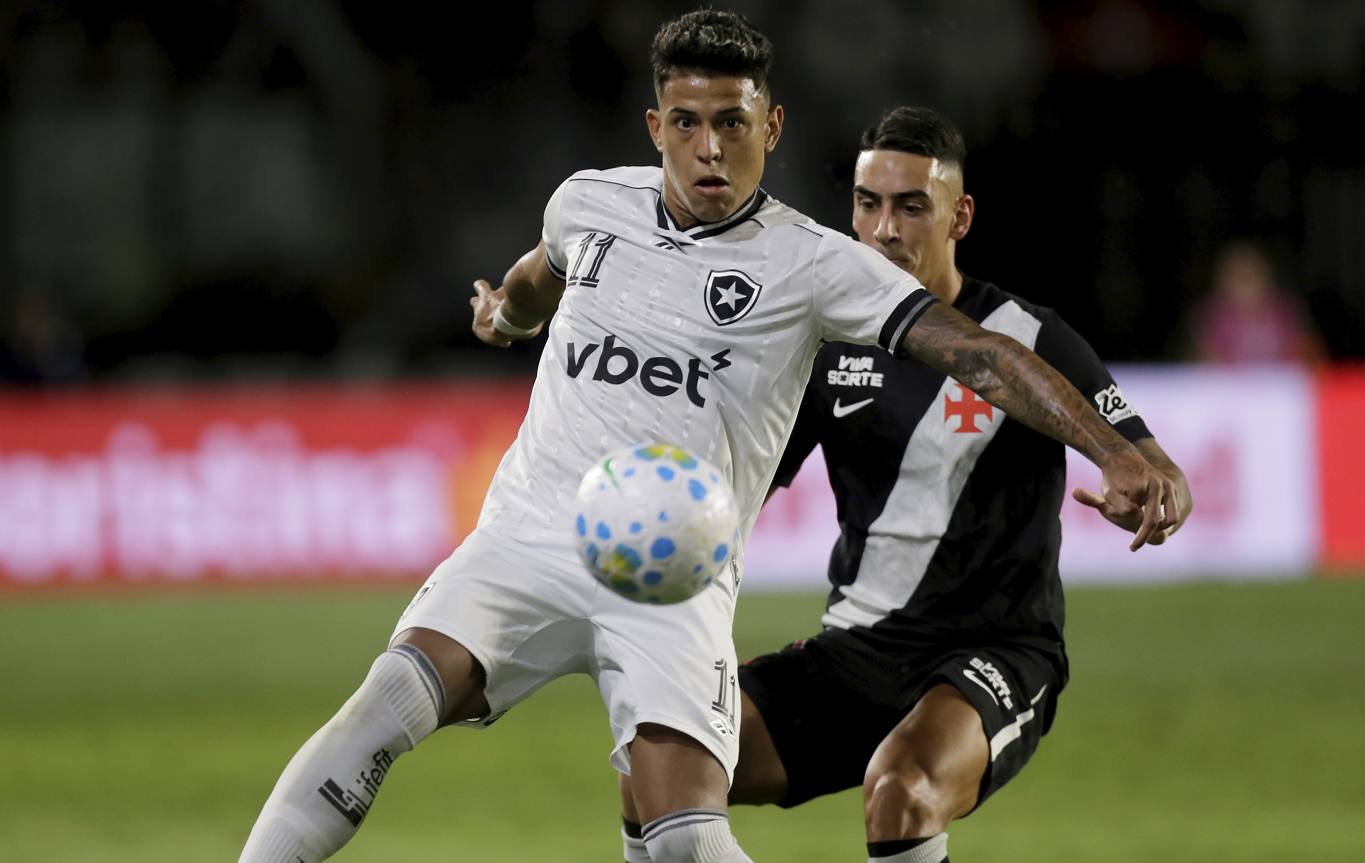 Torcida do Vasco interfere no VAR e gera confusão durante clássico com Botafogo