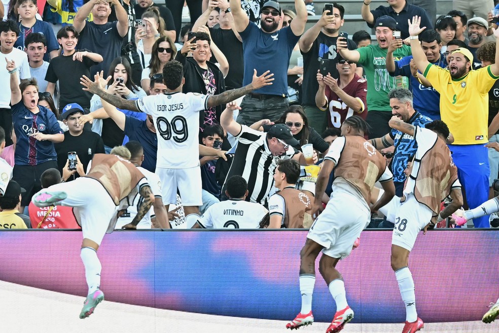 Igor Jesus abre placar em jogo do Botafogo contra PSG — Foto: Frederic J. Brown / AFP