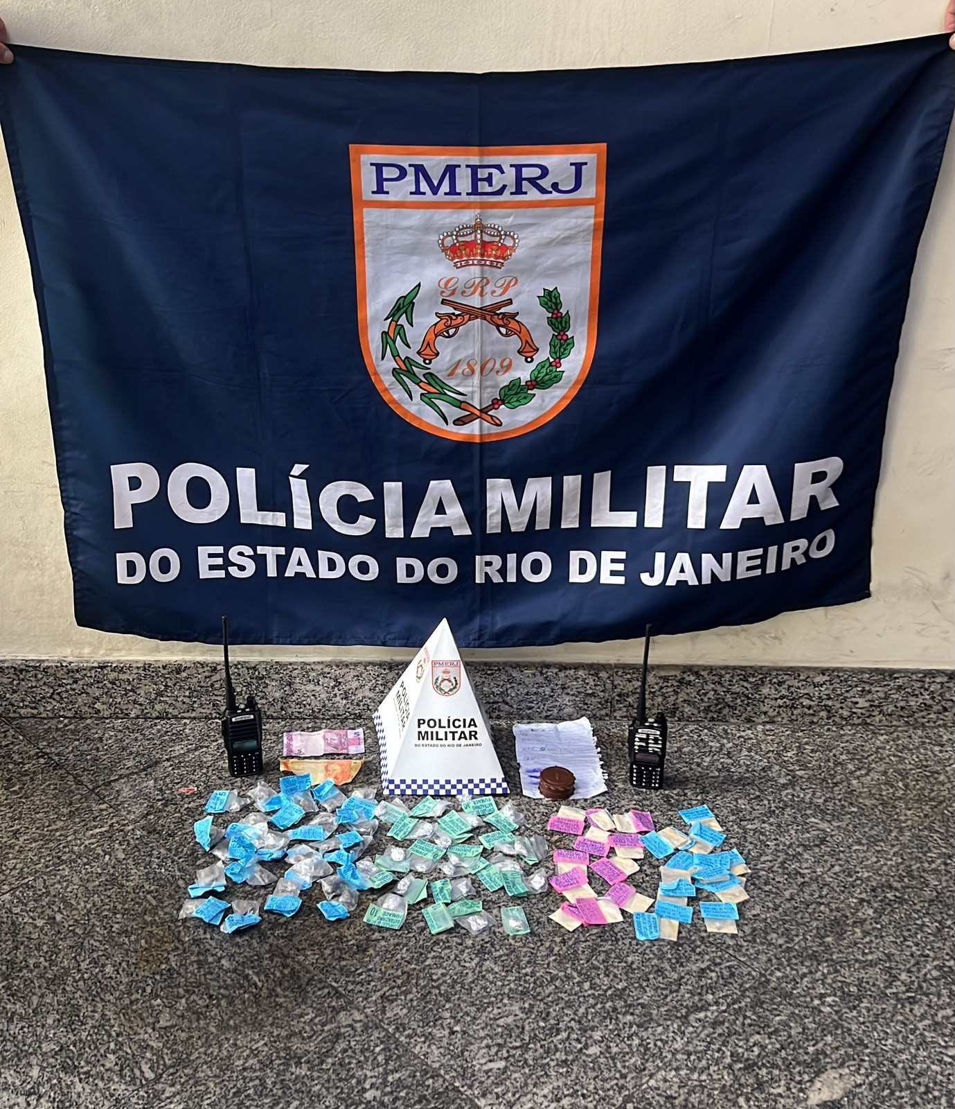 Em ações distintas, PM recupera celulares roubados na Linha Amarela e prende homem com drogas em Realengo