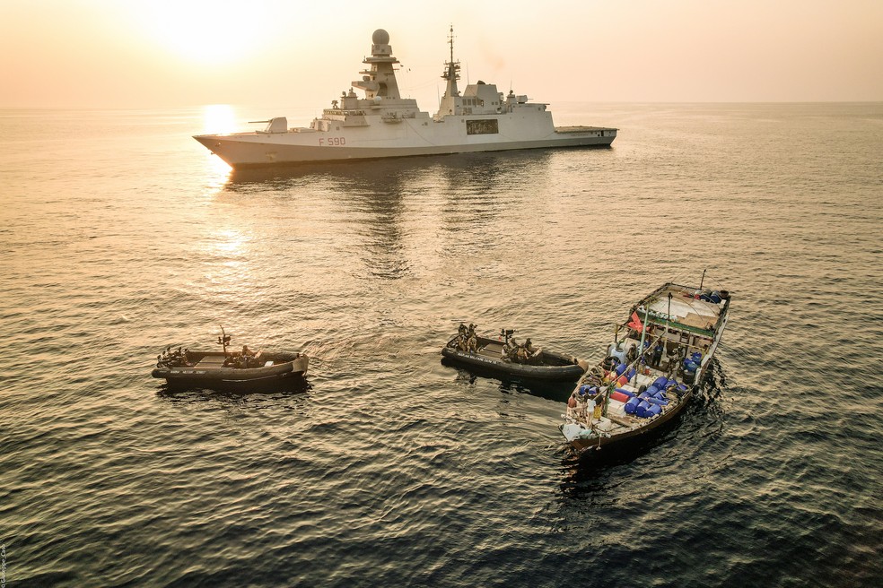 Navios da operação Atalanta patrulham o Golfo do Áden e o Oceânico Índico para previnir contra pirataria — Foto: EUNAVFOR - Operação Atalanta