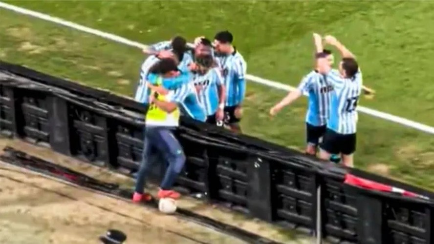 Gandula 'inicia' segundo gol do Racing contra o Corinthians, recebe ...