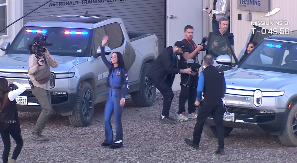 Katy Perry acena para fãs e amigos antes de embarcar em foguete rumo a viagem espacial — Foto: Reprodução/YouTube