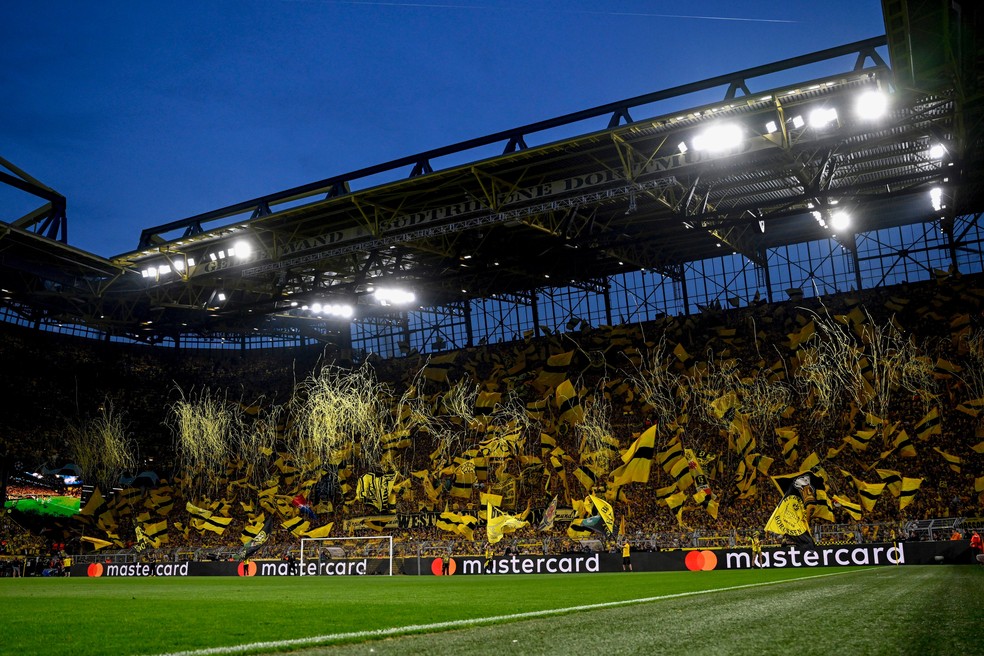 Setor sem cadeiras do Singal Iduna Park ficou conhecida pela muralha amarela da torcida do Borussia Dortmund — Foto: Reprodução Internet