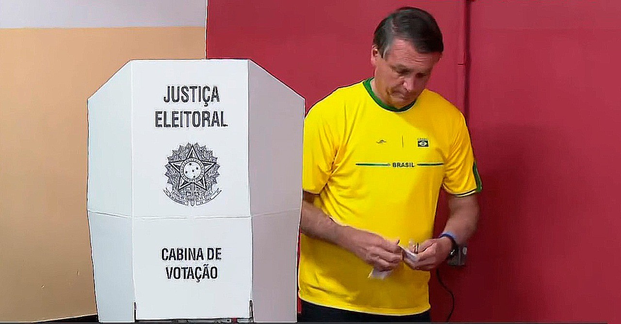 Bolsonaro vota na Vila MIlitar neste domigo — Foto: Divulgação