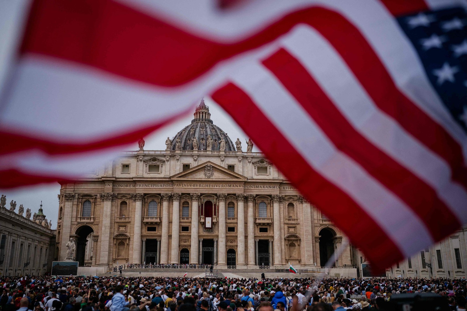 Believers gather in St. Peter's Square on the day Pope Leo XIV leads prayers in Regina Caeli — Photo: Andreas Solaro / AFP