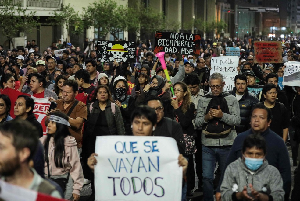 Juventude lidera protestos antissistema em Lima — Foto: Connie France/AFP